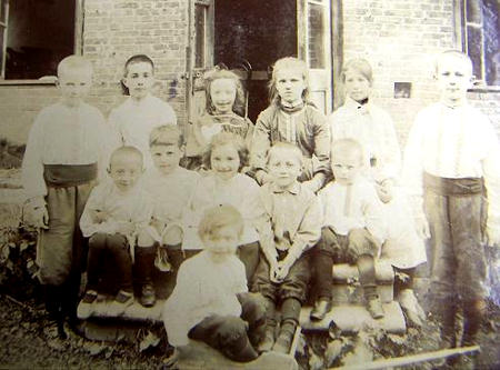 Усадьба Алексеевское. 1902. Верхний ряд: Таня Тургенева (третья слева), Ася Тургенева (пятая слева)
