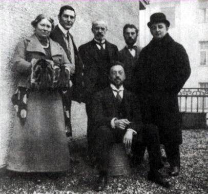 Верхом на ведре В.В. Кандинский, кр. справа композитор Фома Гартман
